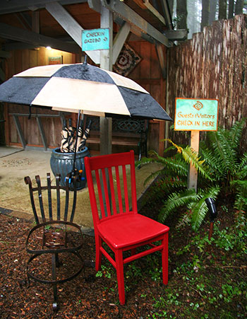 Photo Red Chair at entrance