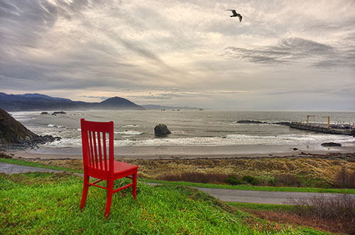 Photo Red Chair loverlooking Port Orford bay