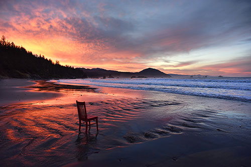 Photo Red Chair looking at ocean and Humbug Mountain at sunrise