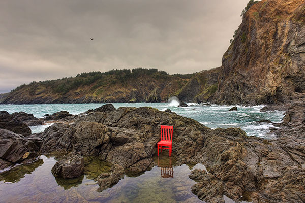 Photo Red Chair at ocean tide pool