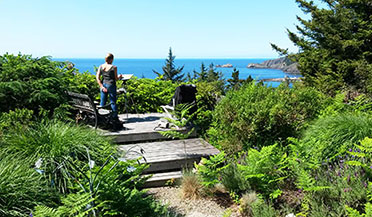 Photo woman plein air at port lookout