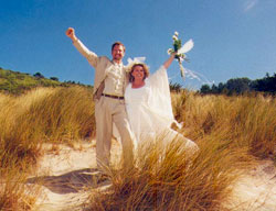 Photo Michelle & Dean at sea grasses in Big Sur after their wedding