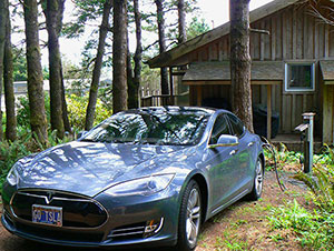Photo Tesla at EVA charging post